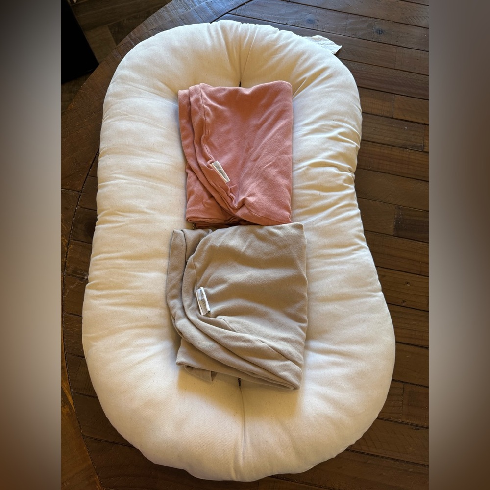 Snuggle Me Organic Lounger + 2 covers beige & mauve